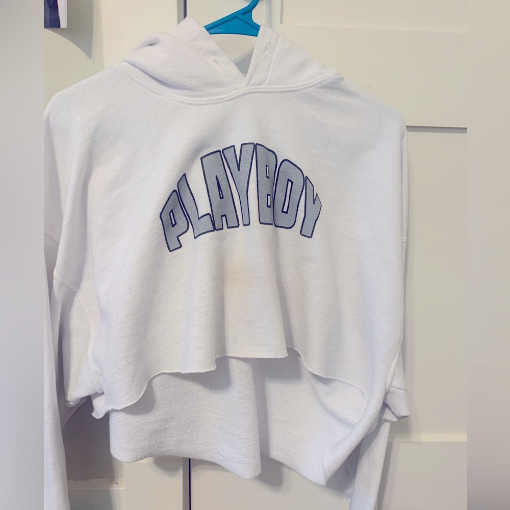 White and black cropped hoodie.🤍